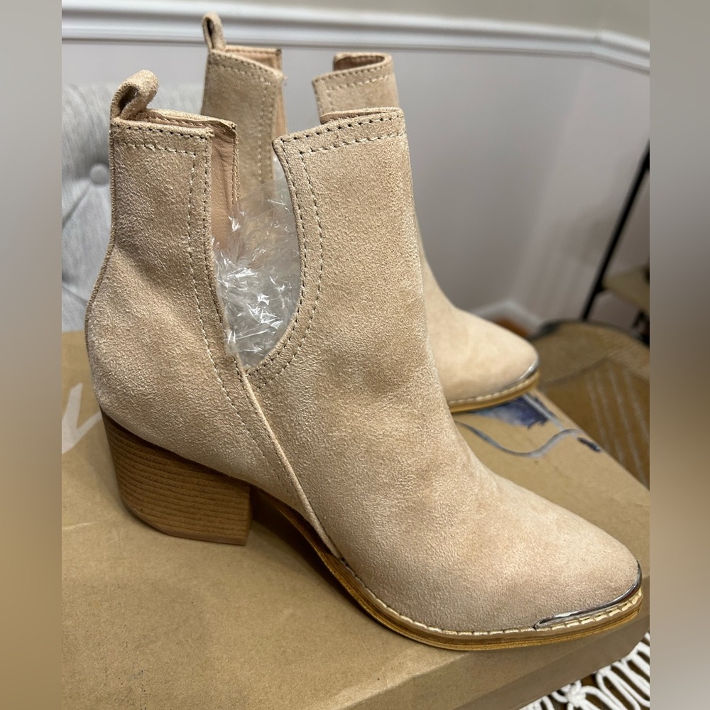 Mi.iM - V Cut booties, size 6, nude